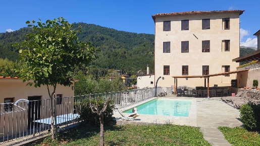 Foto Villa unifamiliare in via della torre, Bagni di Lucca Centro di 695 m²