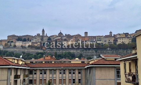 Foto Appartamento in Via Locatelli 33, Bergamo Centro di 220 m² in affitto