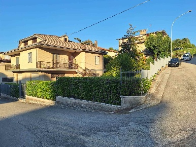 Foto Casa indipendente a Monterubbiano Centro di 199 m² con 8 locali