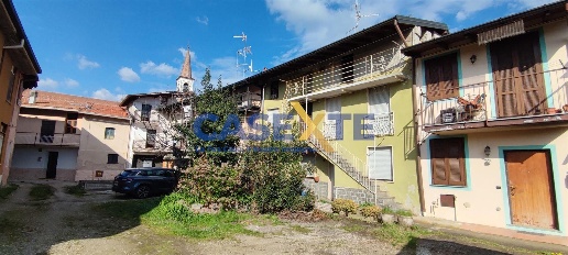 Foto Case semi ndipendenti a Ferno Centro di 150 m² con 5 locali in vendita