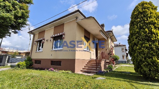 Foto Villa unifamiliare a Ferno Centro di 200 m² con 3 locali in vendita