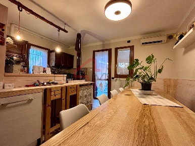 Foto Case semi ndipendenti a Salizzole di 249 m² con 8 locali in vendita