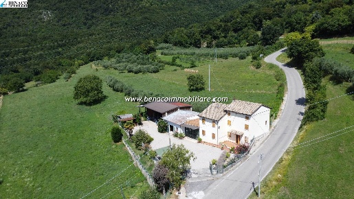 Foto Casa indipendente a Caprino Veronese Rubiana di 215 m² con 6 locali
