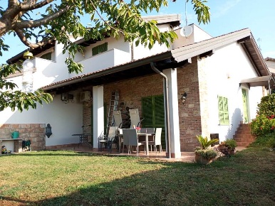 Foto Villa unifamiliare a Stradella di 130 m² con 7 locali in vendita