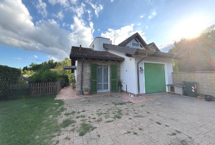 Foto Villa unifamiliare a Stradella di 130 m² con 7 locali in vendita