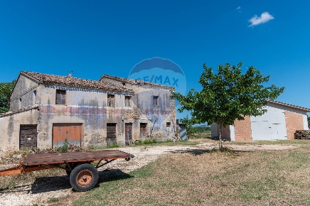 Foto Rustico in via esino, Monte Roberto di 280 m² con 12 locali in vendita