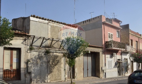 Foto Rustico in Via Alfredo  Cappellini, Vittoria Centro di 180 m²