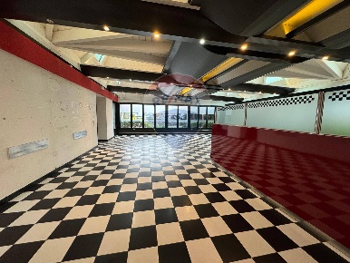 Foto Locale commerciale in statale 11, Vittuone di 1200 m² con 10 locali