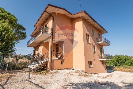 Foto Appartamento in via rosciano, Belvedere Ostrense di 131 m² in vendita
