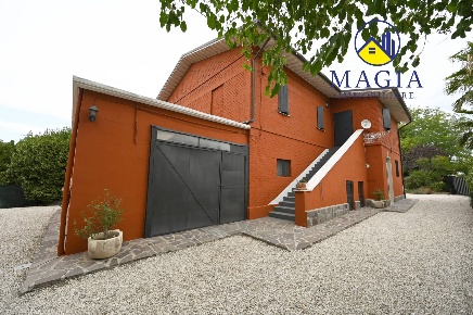 Foto Rustico a Appignano del Tronto di 232 m² con 7 locali in vendita