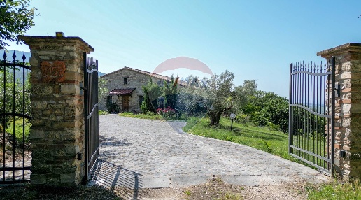 Foto Rustico in Via Lagua San Martino, Cerreto d'Esi di 502 m² in vendita