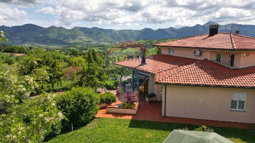 Foto Villa singola a Fabriano Colle Paganello di 733 m² con 24 locali