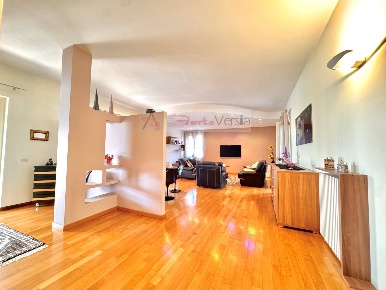 Foto Attico a Carrara Marina di Carrara di 173 m² con 6 locali in vendita