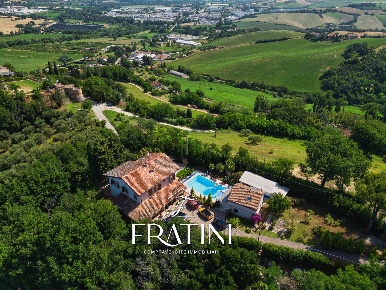 Foto Villa singola in Via Castello, Montelabbate di 500 m² con 10 locali