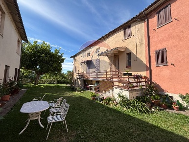 Foto Case semi ndipendenti in Via Sasso, Serra San Quirico di 213 m²