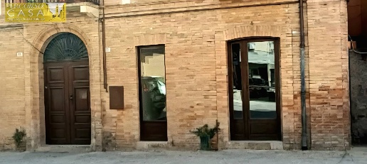 Foto Attività commerciale in via Del Castello, Teramo Centro di 68 m²