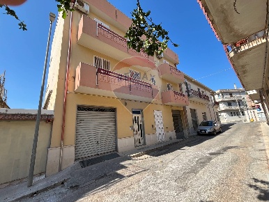 Foto Appartamento in via Favara, Ispica Centro di 117 m² con 6 locali