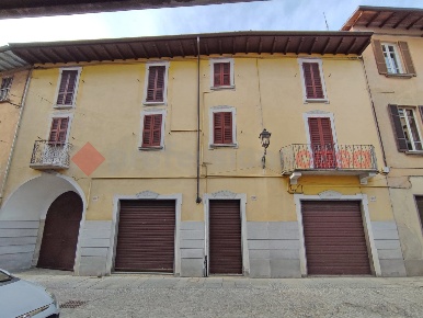 Foto Casa indipendente in dante, Gozzano Centro di 330 m² con 8 locali