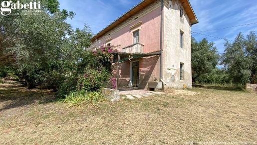 Foto Rustico in Contrada Sant'Onofrio 130, Lanciano di 312 m² con 6 locali