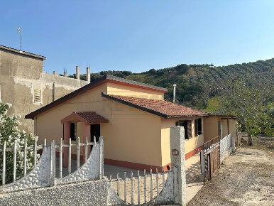 Foto Casa indipendente in Via Fausto Gullo 81, Catanzaro di 109 m²