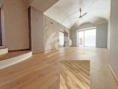 Foto Locale commerciale in Via Labiena 11, Laveno-Mombello Laveno di 67 m²