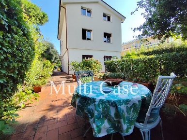 Foto Villa unifamiliare a Viareggio Città Giardino di 147 m² con 6 locali