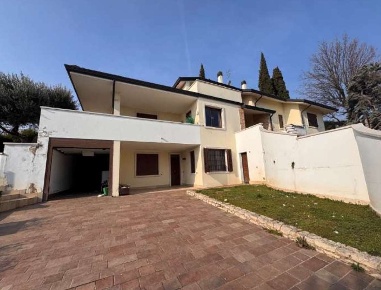 Foto Villa unifamiliare in Via Monte Baldo, Lavagno Monticelli Fontana