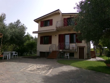 Foto Villa unifamiliare a Elmas di 250 m² con 7 locali in vendita