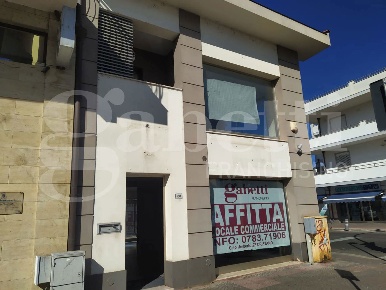 Foto Negozio in Via TIRSO 130, Oristano Centro di 130 m² con 2 locali