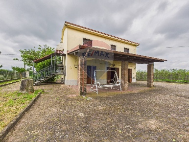 Foto Villa singola in Strada Provinciale 1, Lungavilla di 266 m² in vendita