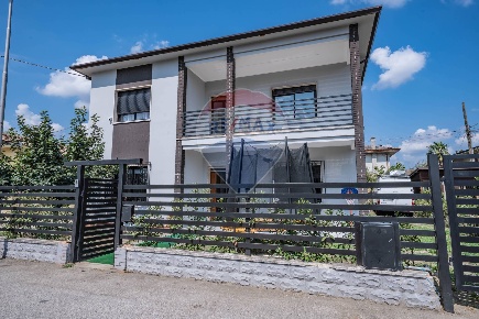 Foto Villa singola in Via Sabbioni, Gaiba Centro di 250 m² con 9 locali