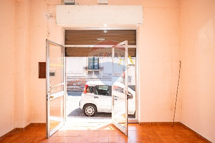 Foto Negozio in Via Mirone, Viagrande Centro di 75 m² con 2 locali