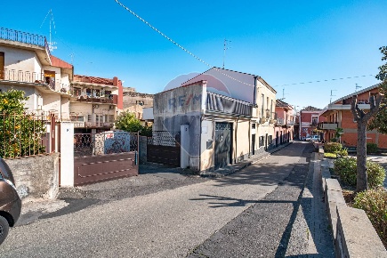 Foto Box in Via Chiesa Antica, Viagrande Centro di 74 m² con 2 locali