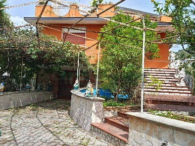Foto Villa singola a Montoro Banzano di 235 m² con 7 locali in vendita