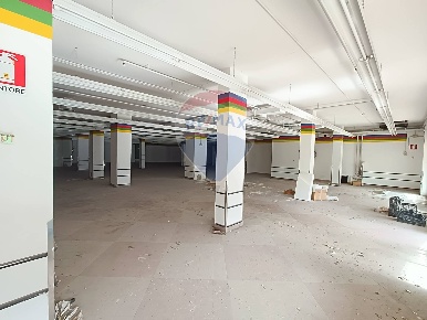 Foto Negozio a Trescore Balneario Centro di 763 m² con 3 locali in vendita