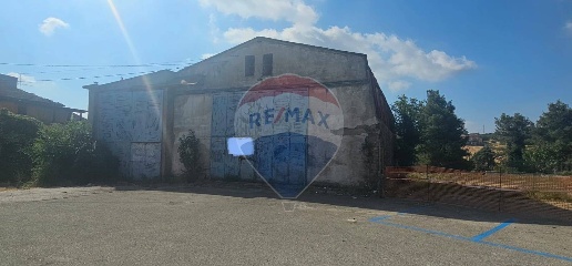 Foto Attività commerciale in Corso Padre Pio, Pietrelcina di 300 m²