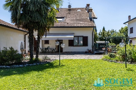 Foto Villa bifamiliare in Via delle Vigne, Biassono Centro di 180 m²
