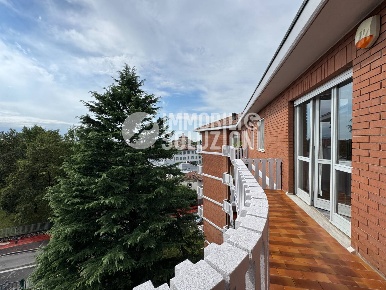 Foto Appartamento in Via Marzanica, Bergamo Redona di 140 m² con 3 locali
