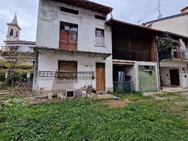 Foto Rustico in via 4 novembre, Cirimido di 170 m² con 8 locali in vendita