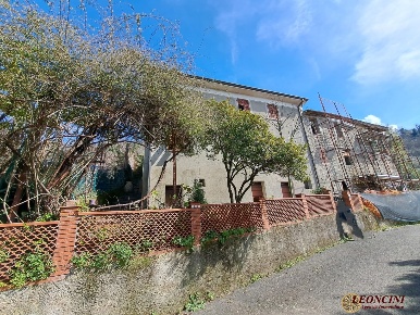 Foto Rustico in Via Vaggi, Podenzana di 110 m² con 7 locali in vendita