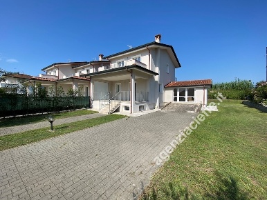 Foto Villa bifamiliare a Montignoso Debbia, Cervaiolo di 180 m² in vendita