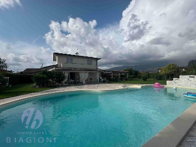 Foto Villa unifamiliare a Camaiore Capezzano Pianore di 250 m² con 8 locali