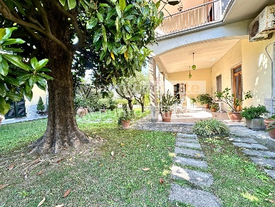 Foto Villa a schiera a Lucca Tempagnano - Picciorana di 220 m² con 8 locali
