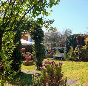 Foto Casa indipendente a Capannori Centro di 250 m² con 9 locali in vendita