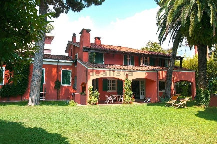 Foto Villa unifamiliare a Carrara Avenza di 400 m² con 14 locali in vendita