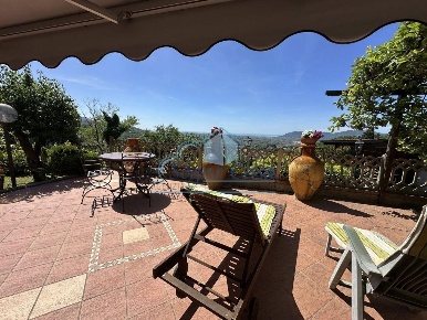 Foto Villa unifamiliare a Fosdinovo Caniparola di 250 m² con 8 locali