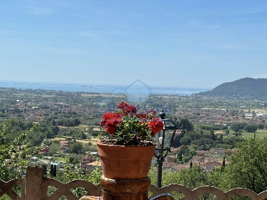 Foto Villa unifamiliare a Fosdinovo Caniparola di 250 m² con 8 locali