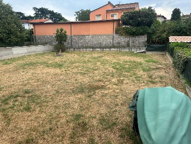 Foto Villa bifamiliare a Collesalvetti di 160 m² con 5 locali in vendita