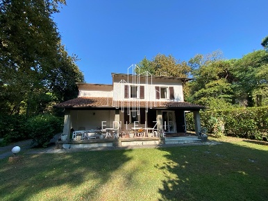 Foto Villa unifamiliare a Massa Ronchi - Poveromo di 150 m² con 7 locali