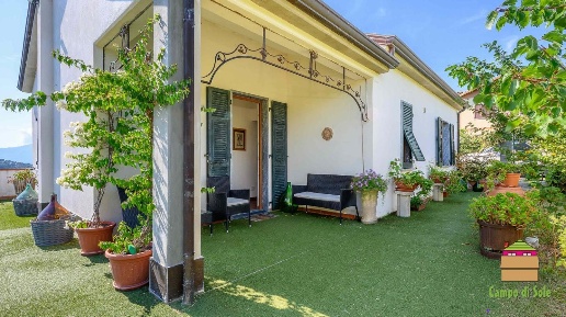Foto Casa indipendente a Arcola Centro di 200 m² con 7 locali in vendita